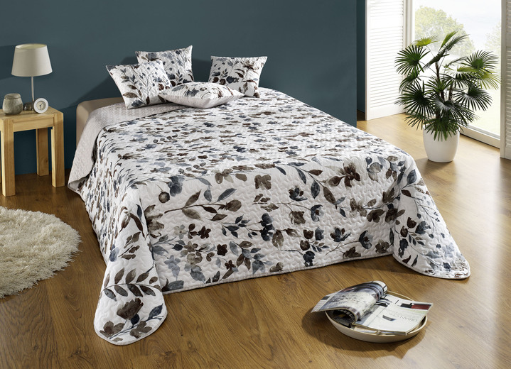 Tagesdecken - Aufwendig versteppte Tagesdecke mit Bandeinfassung, in Größe 873 (Einzelbett, 135x210 cm) bis 920 (2 Kissenbezüge, 40x 40 cm), in Farbe GRAU-WEISS Ansicht 1