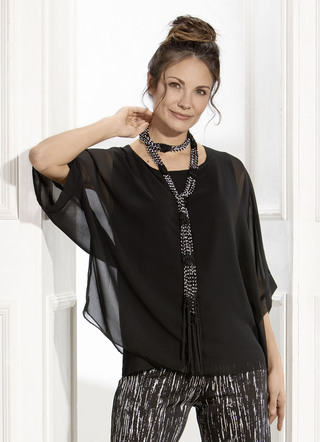 In Ponchoform gestyltes, doppellagiges Shirt