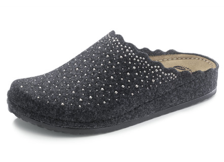 Pantoffel mit frechen Ziernieten