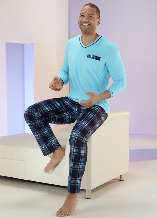 Pyjamas - Pyjama mit V-Ausschnitt, aufgesetzter Brusttasche und Karodessin, in Größe 046 bis 060, in Farbe TÜRKIS-MARINE Ansicht 1