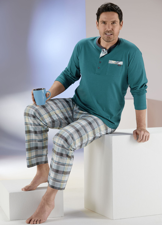 - Pyjama mit Knopfleiste, Brusttasche und Karodessin, in Größe 046 bis 062, in Farbe PETROL-BUNT Ansicht 1