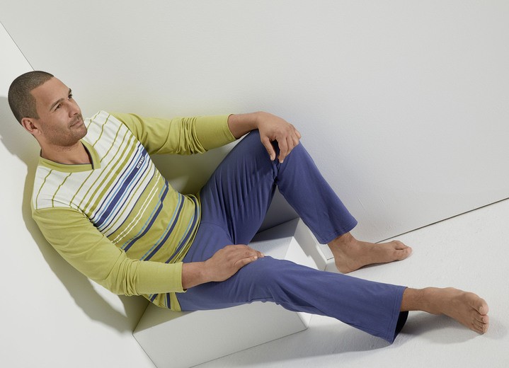 - Pyjama mit V-Ausschnitt und Ringeldessin vorne, in Größe 046 bis 062, in Farbe LIMETTE-BLAU Ansicht 1