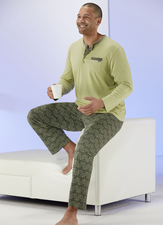 - Pyjama mit Knopfleiste und Brusttasche, in Größe 046 bis 060, in Farbe FARNGRÜN-OLIV