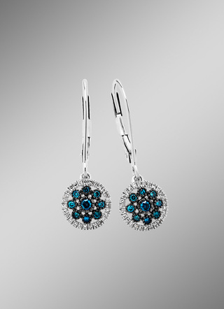 Schöne Ohrringe mit blauen Brillanten und weissen Diamanten