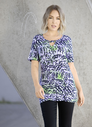 Shirt mit ausgefallener Ausschnittverarbeitung