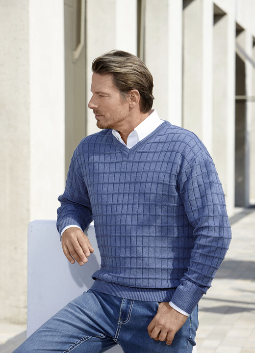 Uni - Legerer V-Pullover mit Strukturdessin in 3 Farben Uni - Legerer V-Pullover mit Strukturdessin in 3 Farben, in Größe 046 bis 062, in Farbe JEANSBLAU MELIERT