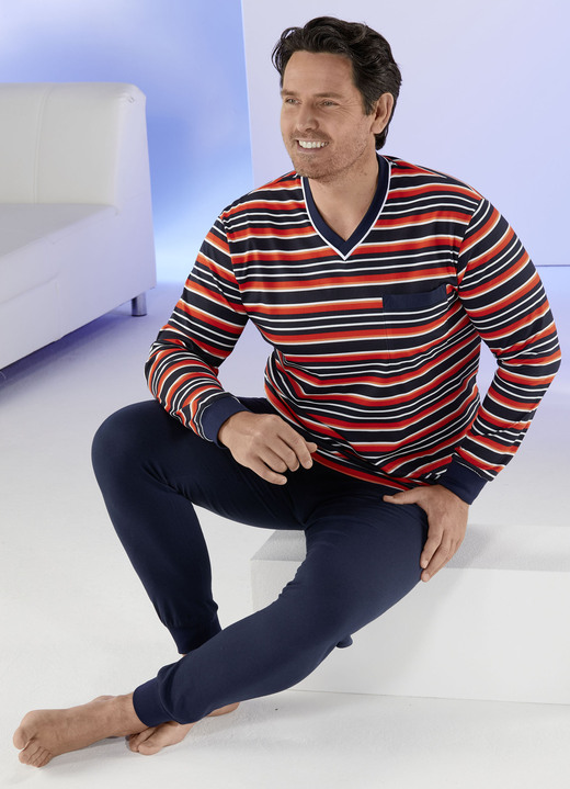 - Pyjama mit V-Ausschnitt und Ringeldessin, in Größe 046 bis 062, in Farbe MARINE-ROT-BUNT