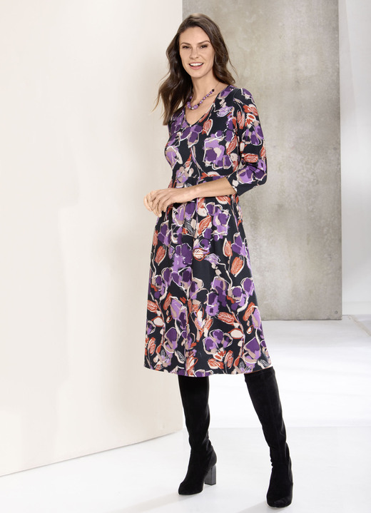 Damenmode - Kleid mit ausdruckstarkem Dessin, in Größe 036 bis 052, in Farbe SCHWARZ-LILA-BUNT