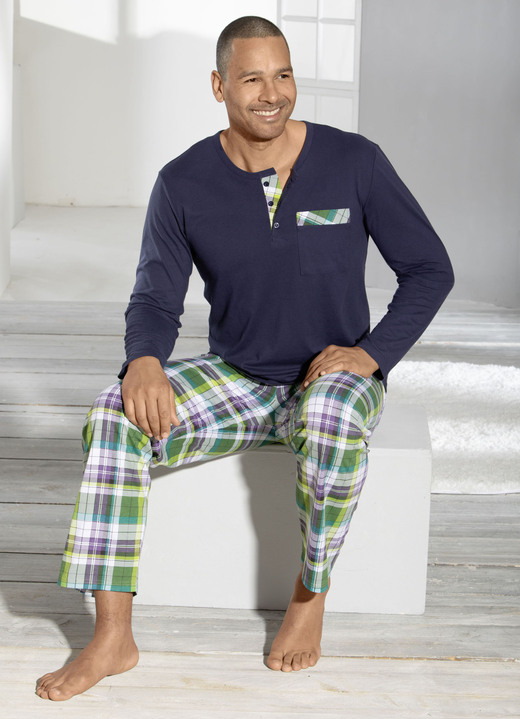 Pyjamas - Pyjama mit Knopfleiste, aufgesetzter Brusttasche und Karodessin, in Größe 046 bis 060, in Farbe MARINE-BUNT Ansicht 1