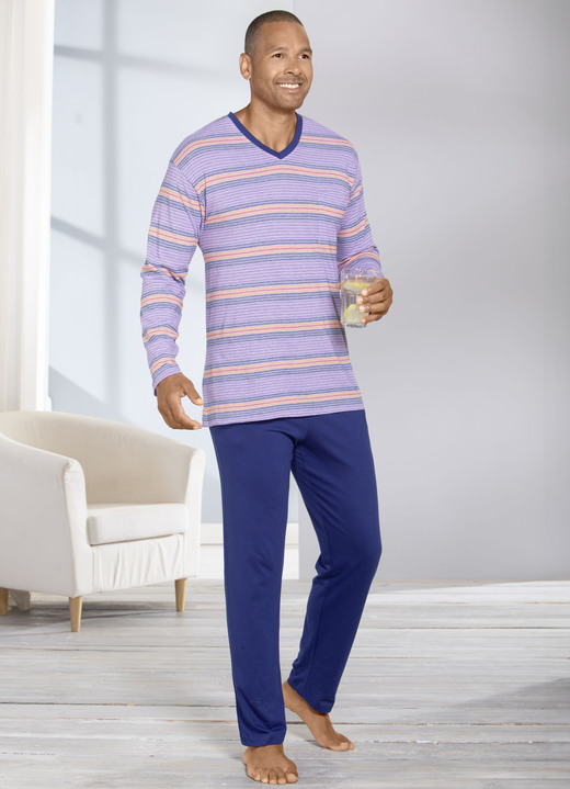 Pyjamas - Schlafanzug mit V-Ausschnitt und offenen Beinabschlüssen, in Größe 046 bis 062, in Farbe FLIEDER-MARINE-BUNT Ansicht 1