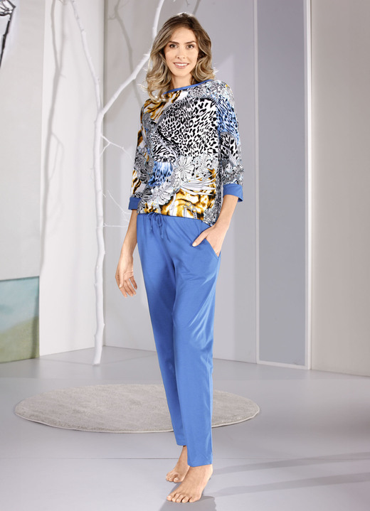 Pyjamas & Shortys - Schlafanzug mit 3/4 langen Ärmeln sowie langer Hose, in Größe 036 bis 054, in Farbe WEISS-ROYALBLAU-BUNT Ansicht 1