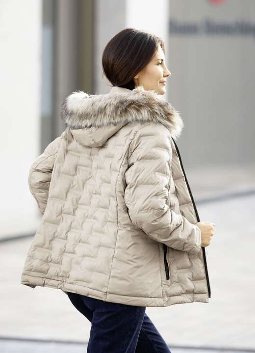 Damenmode - Funktionsjacke mit geklebten Kammern, in Größe 034 bis 052, in Farbe SAND Ansicht 1