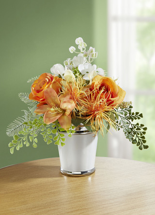 Rosen-/Lilien-Arrangement in weissem Keramiktopf