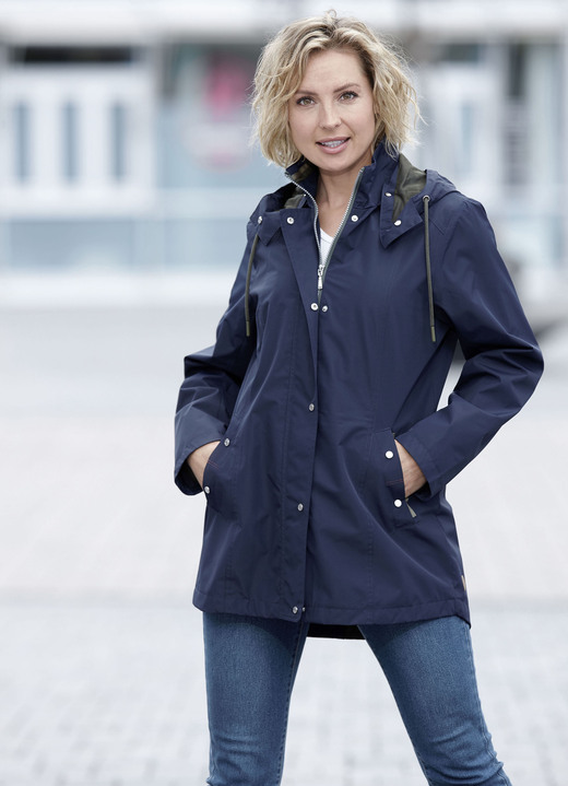 Kurz - Funktionsjacke mit kleinem Regenschild an der abnehmbaren Kapuze, in Größe 038 bis 054, in Farbe NAVY Ansicht 1