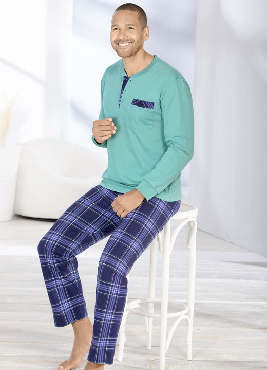 Pyjamas - Schlafanzug mit Knopfleiste und offenen Beinabschlüssen, in Größe 046 bis 062, in Farbe GRÜN-MARINE-BUNT Ansicht 1