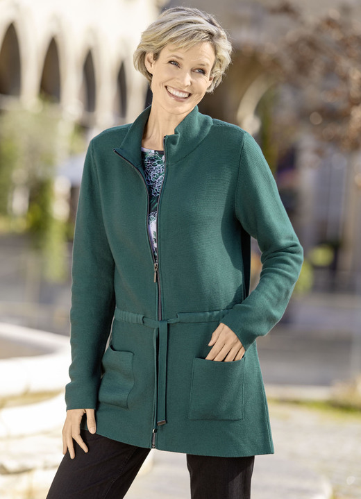 Basics - Strickjacke mit Bindeband zur Weitenregulierung Basics - Strickjacke mit Bindeband zur Weitenregulierung, in Größe 038 bis 054, in Farbe DUNKELGRÜN