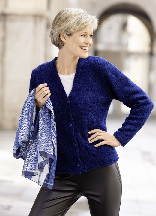 Basics - Strickjacke in flauschiger Boucléqualität Basics - Strickjacke in flauschiger Boucléqualität, in Größe 036 bis 052, in Farbe NACHTBLAU
