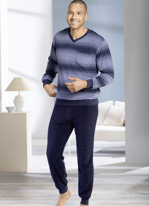 Pyjamas - Frottier-Schlafanzug mit V-Ausschnitt und Bündchenabschlüssen, in Größe 046 bis 060, in Farbe JEANSBLAU-MARINE Ansicht 1