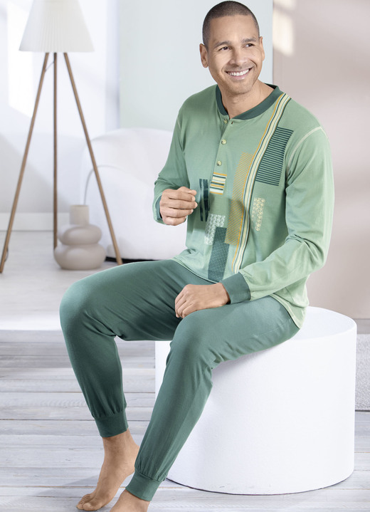 Pyjamas - Schlafanzug mit Knopfleiste und Bündchenabschlüssen, in Größe 046 bis 066, in Farbe JADEGRÜN-TANNE-BUNT Ansicht 1