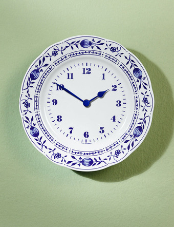 Keramik-Wanduhr mit klassischem Zwiebelmuster