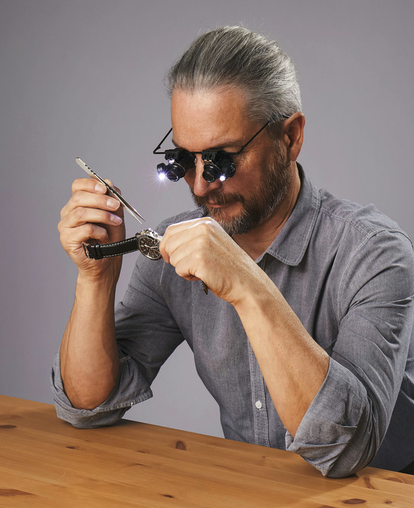 - Vergrösserungsbrille, in Farbe SCHWARZ