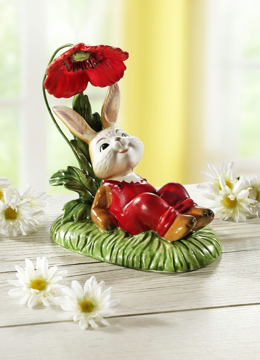 Oster-Goebel-Figuren - Hasen mit frühlingshafte Blumen aus Feinsteingut, in Farbe GRÜN-ROT, in Ausführung Hase unter Mohnblume Ansicht 1