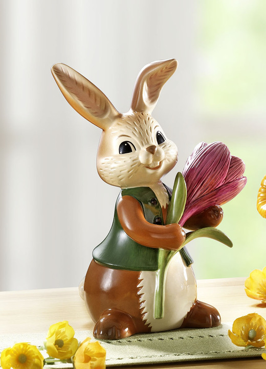 - Goebel-Hasen mit Blume aus Feinsteingut, in Farbe BUNT, in Ausführung Hase mit Krokus Ansicht 1