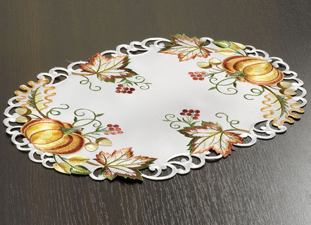 Tisch- und Raumdekoration mit herbstlichen Motiven