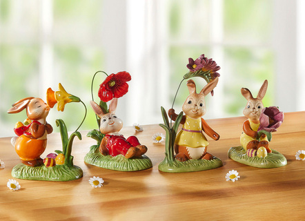 Hasen mit frühlingshafte Blumen aus Feinsteingut