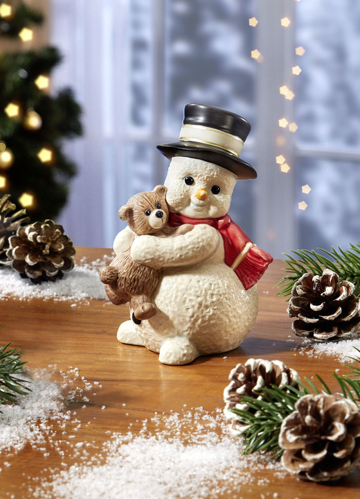 - Schneemann aus hochwertigem Feinsteingut, in Farbe WEISS, in Ausführung Schneemann mit Teddybär Ansicht 1
