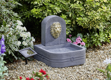 Solarbetriebener Brunnen mit Löwenkopf