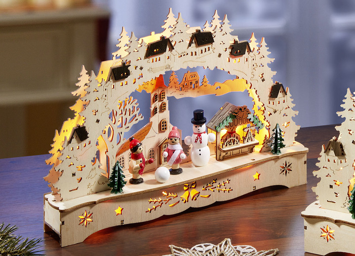 - Toller Schwibbogen aus Holz, in Farbe NATUR-BRAUN, in Ausführung mit Dorfkirche, Männchen, Schneemann und einem Weihnachtsmarktstand Ansicht 1