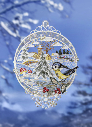 Fensterbild Winterdorf aus echter Plauener Spitze