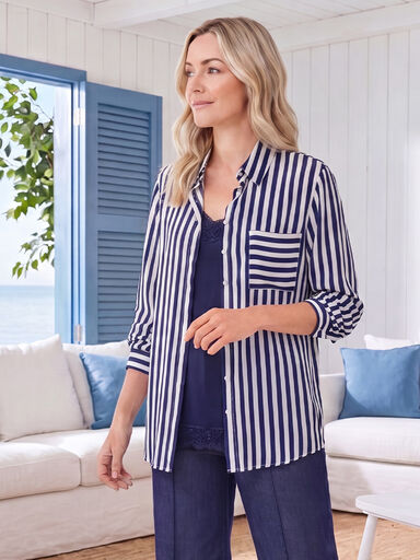 Dame in blau weiss gestreifter Bluse