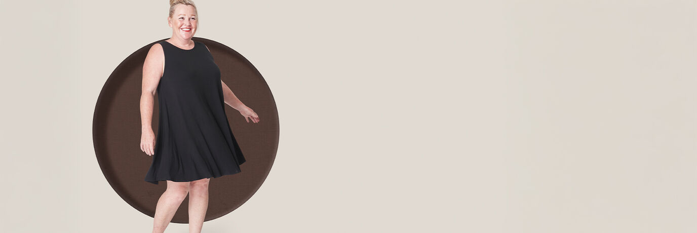 Dame in schwarzem Kleid