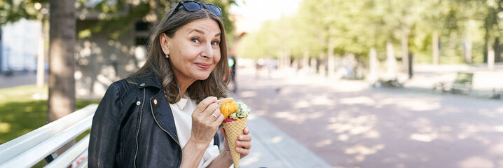 Dame mit Sonnenbrille, Eis und schwarzer leichter Lederjacke
