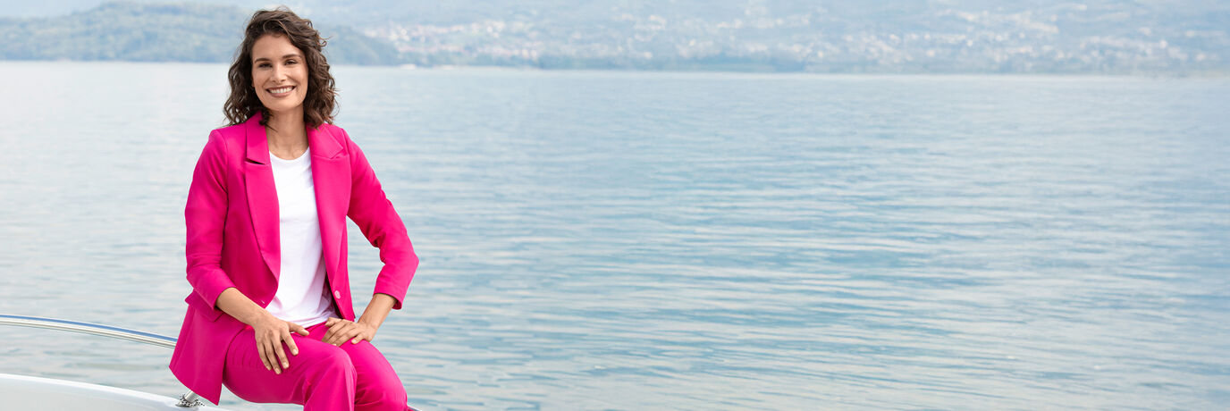 Dame in pinkem Hosenanzug