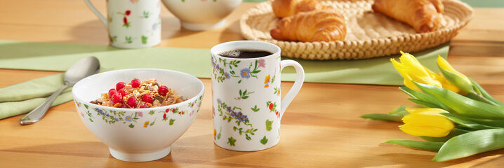 Frühstücksschale mit Müsli und Kaffeetasse