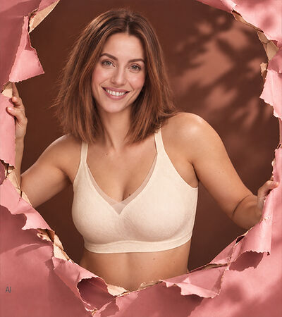 Beige Damenw&auml;sche mit breiten, bequemen Tr&auml;gern.