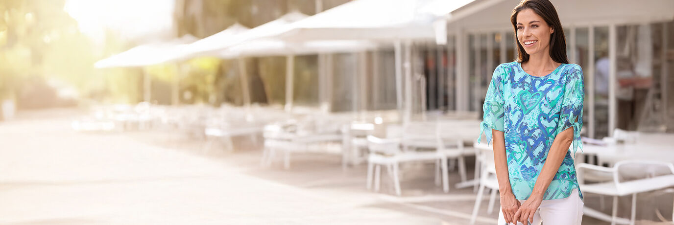 Dame in blauer Shirt-Tunika und weisser Hose