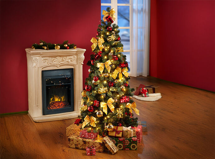 Weihnachtsbaum vor einem Kamin