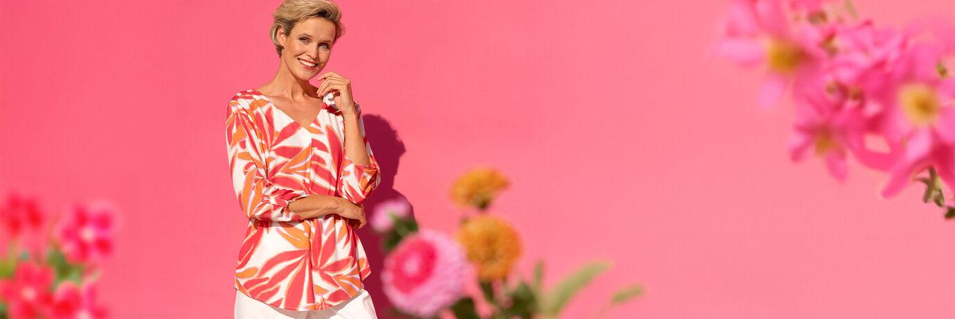 Dame in 3/4-Arm Bluse in Orange-Weiss