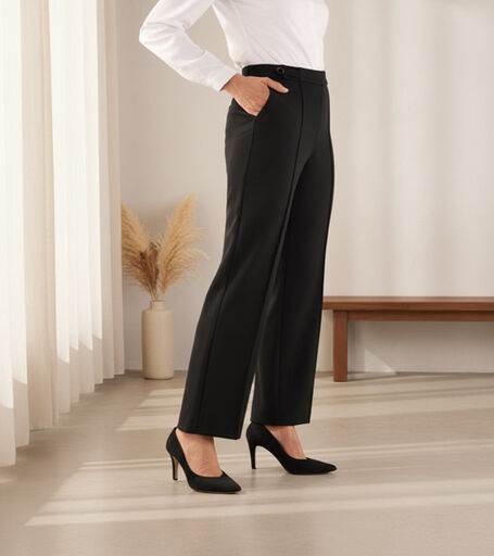 Dame in schwarzer Hose und weisser Bluse