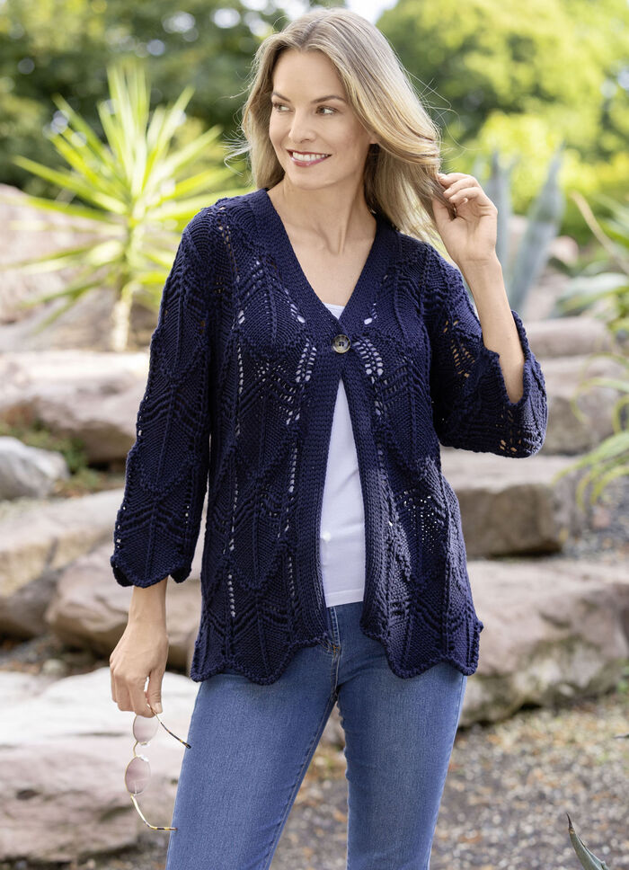 Strickjacke in effektvoller Häkeloptik 