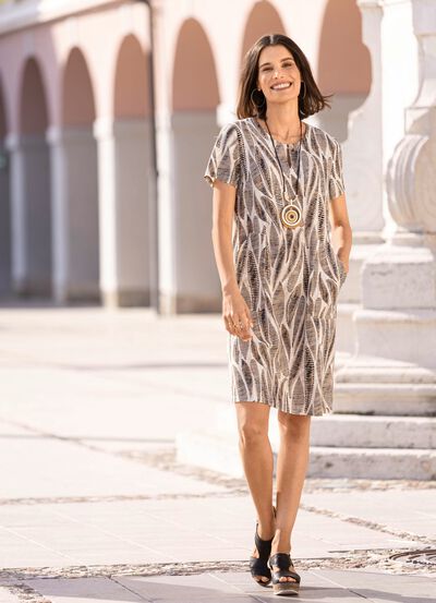 Kleid mit kurzem Schlingenknopfverschluss 