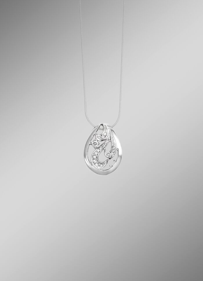 Durchbrochener Anh&auml;nger mit 17 Diamanten 