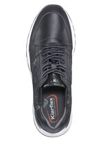 Sneaker im modischem Design 