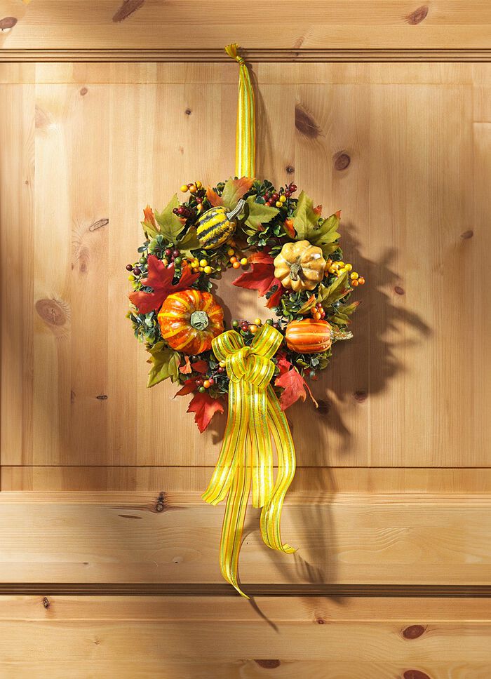 Wandkranz mit bunten Bl&auml;ttern, Beeren und K&uuml;rbissen 