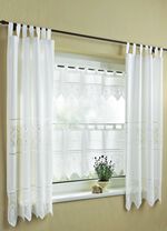 Fensterdekoration in Häkel-Optik 