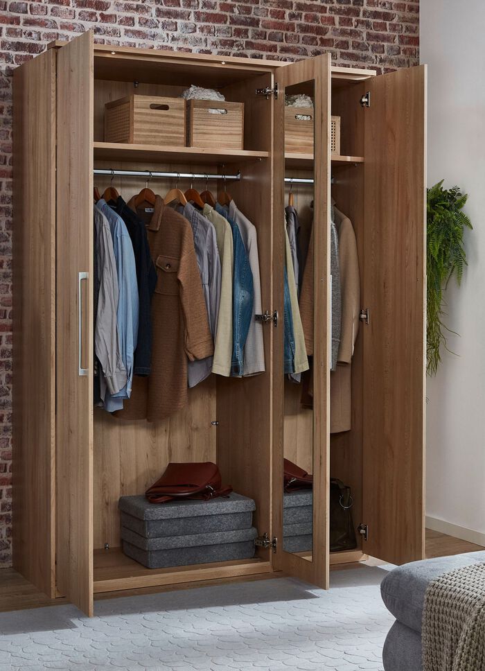 Moderne Kleiderschrank aus deutscher Herstellung 